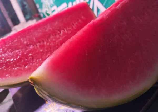 一起吃网红瓜的说说搞笑,一起笑翻餐桌的欢乐时光